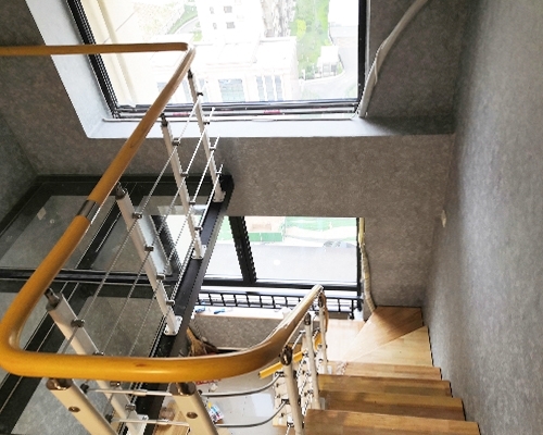 霸州楼梯厂家：钢木楼梯如何采取防滑保护措施？
