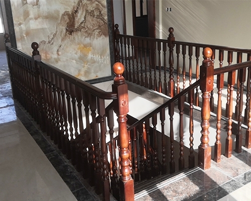 霸州楼梯厂家讲解实木楼梯装修的风格是什么样？