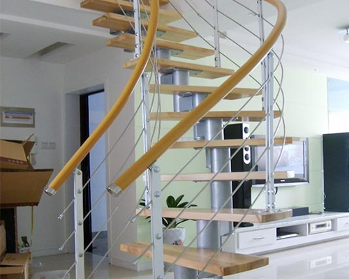 楼梯是由钢和木质材料结合而成的